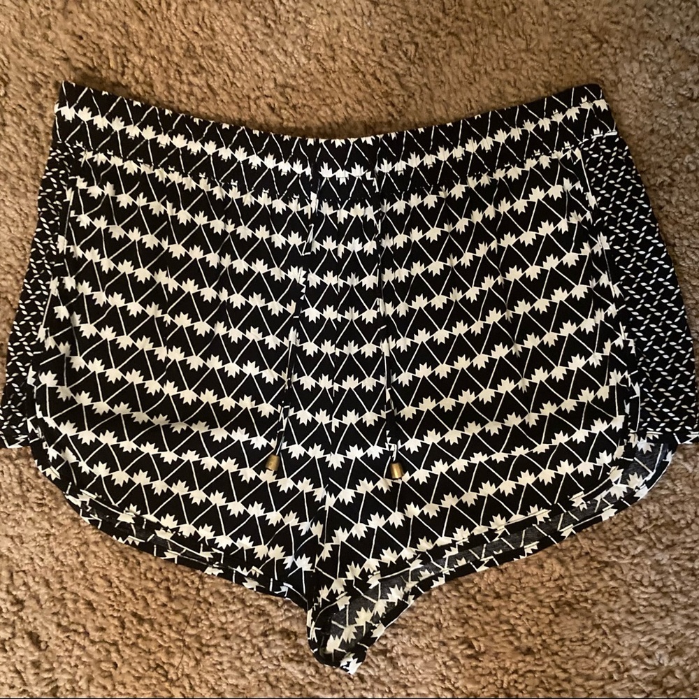 Forever 21 lightweight black print short 💥reduced shipping today